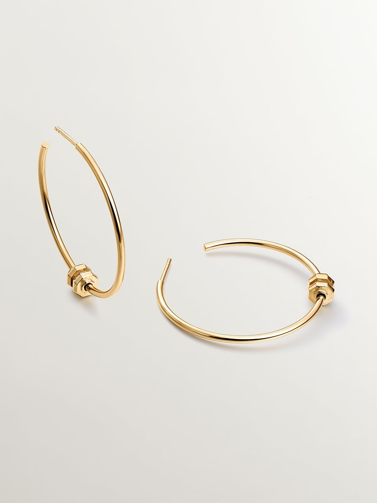 Pendientes de aro de plata 925 bañada en oro amarillo de 18K con motivo geométrico