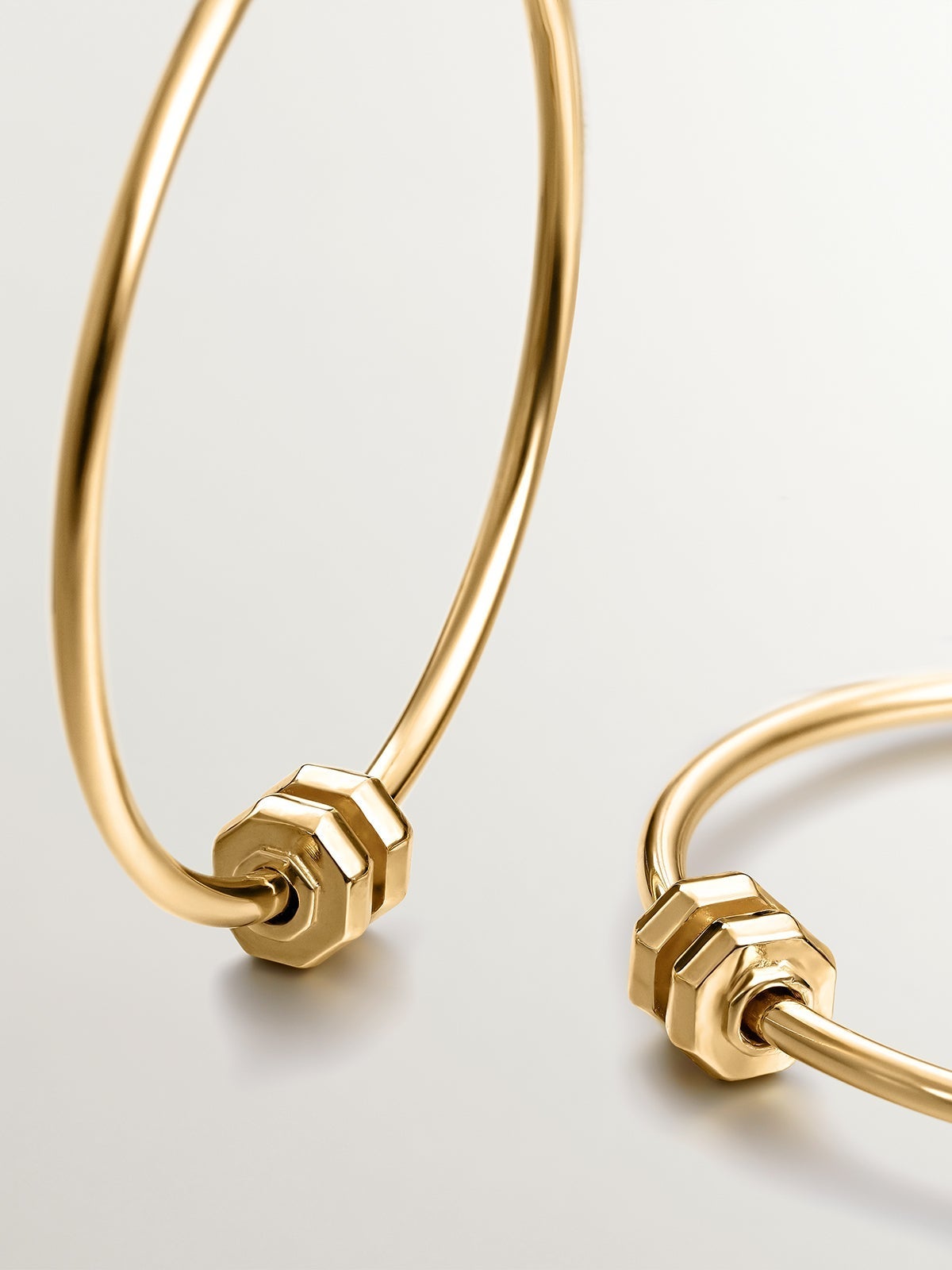 Pendientes de aro de plata 925 bañada en oro amarillo de 18K con motivo geométrico