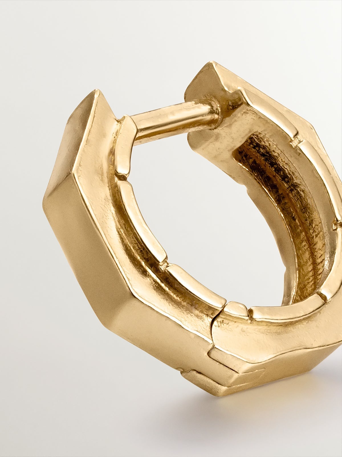 Pendiente de aro individual de plata 925 bañada en oro amarillo de 18K con acabado geométrico