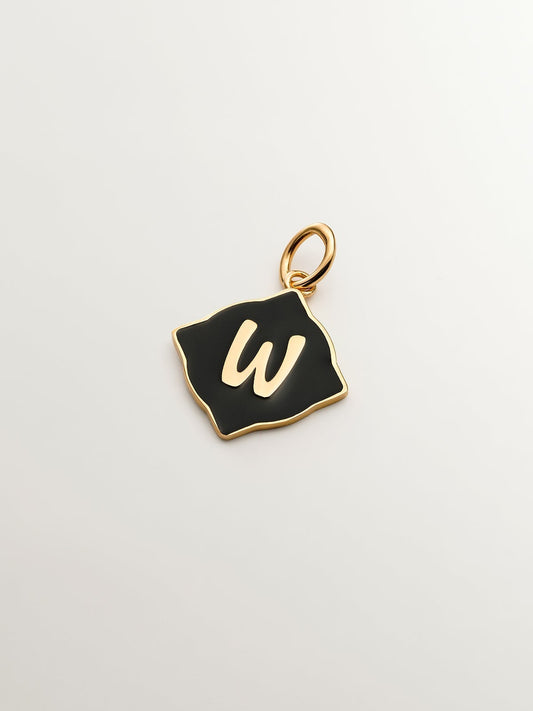 Charm de plata 925 bañada en oro amarillo de 18K con inicial W y esmalte negro con forma de rombo irregular