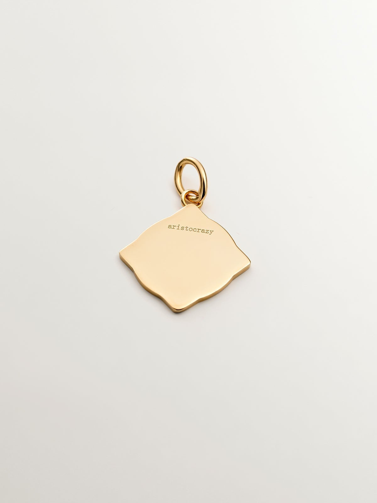 Charm de plata 925 bañada en oro amarillo de 18K con inicial W y esmalte negro con forma de rombo irregular