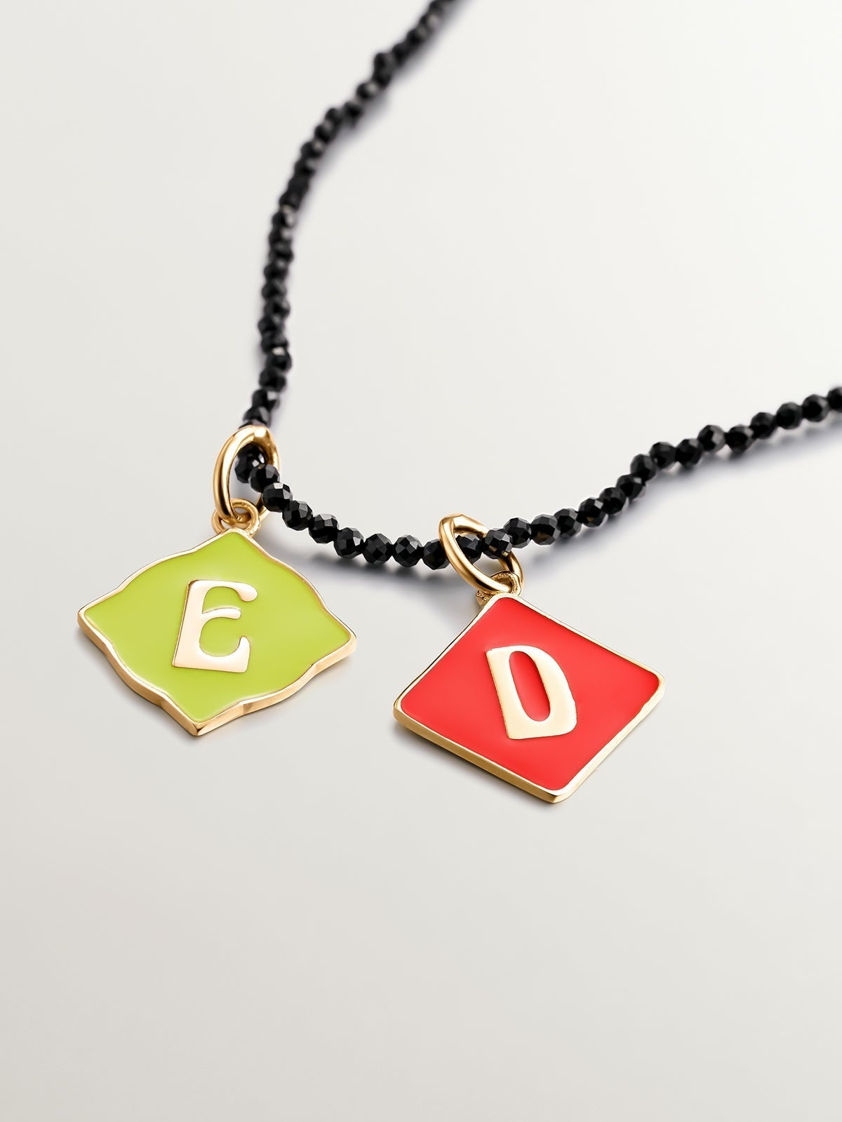 Charm de plata 925 bañada en oro amarillo de 18K con inicial E y esmalte amarillo con forma de rombo irregular
