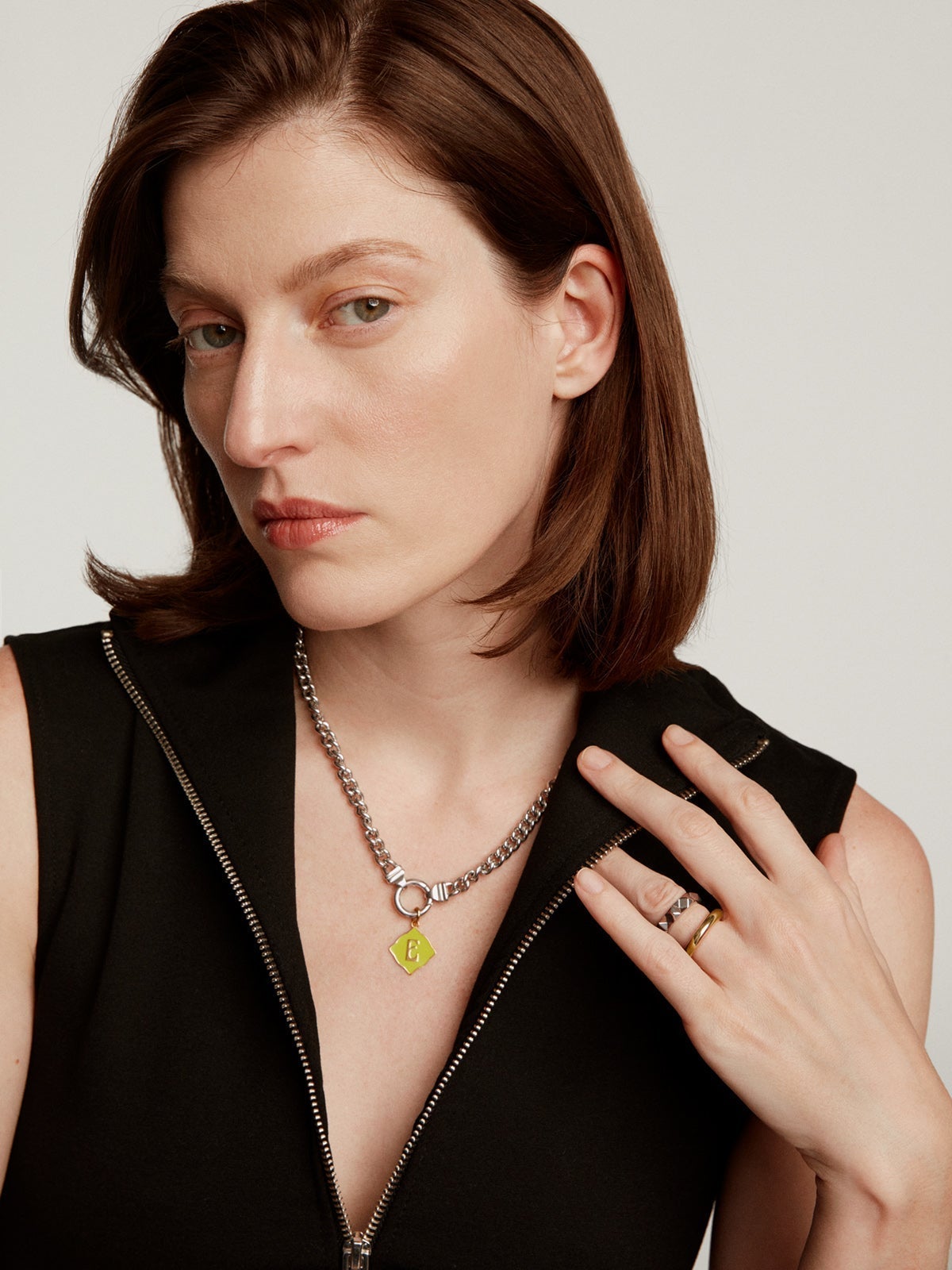 Charm de plata 925 bañada en oro amarillo de 18K con inicial E y esmalte amarillo con forma de rombo irregular