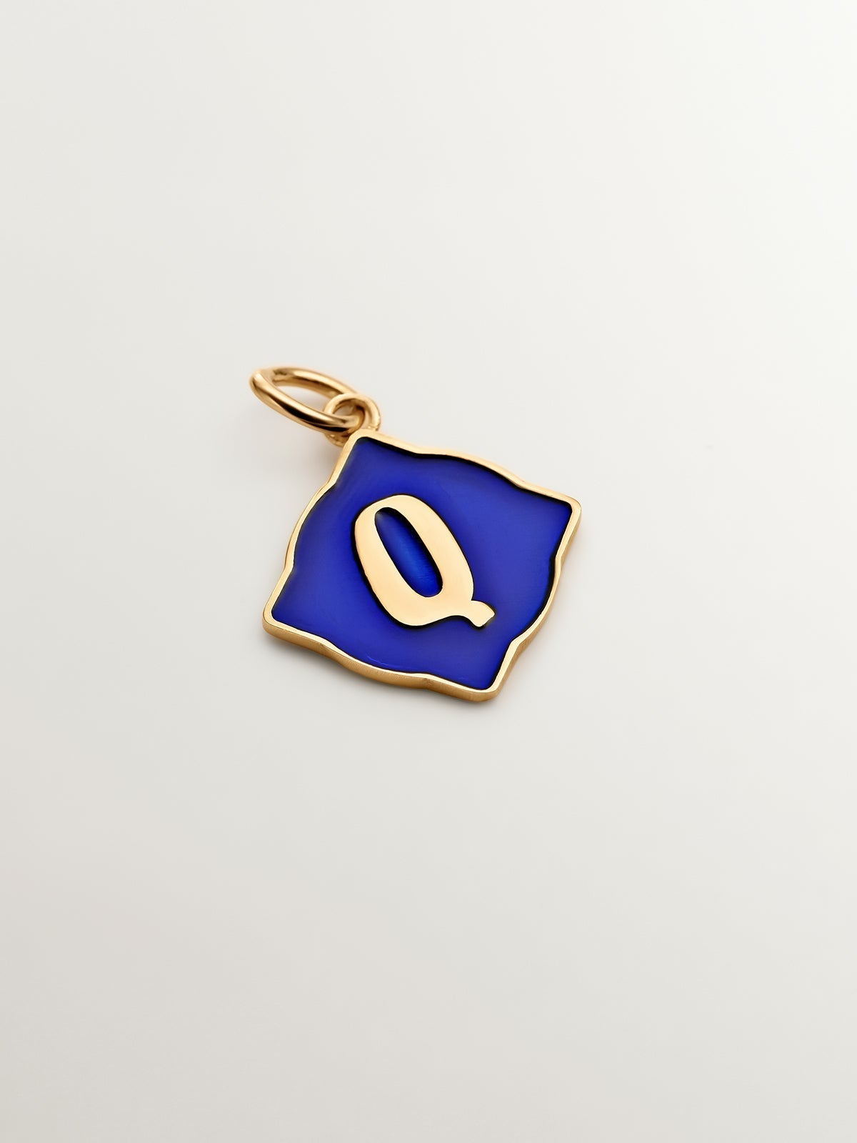 Charm de plata 925 bañada en oro amarillo de 18K con inicial Q y esmalte azul con forma de rombo irregular