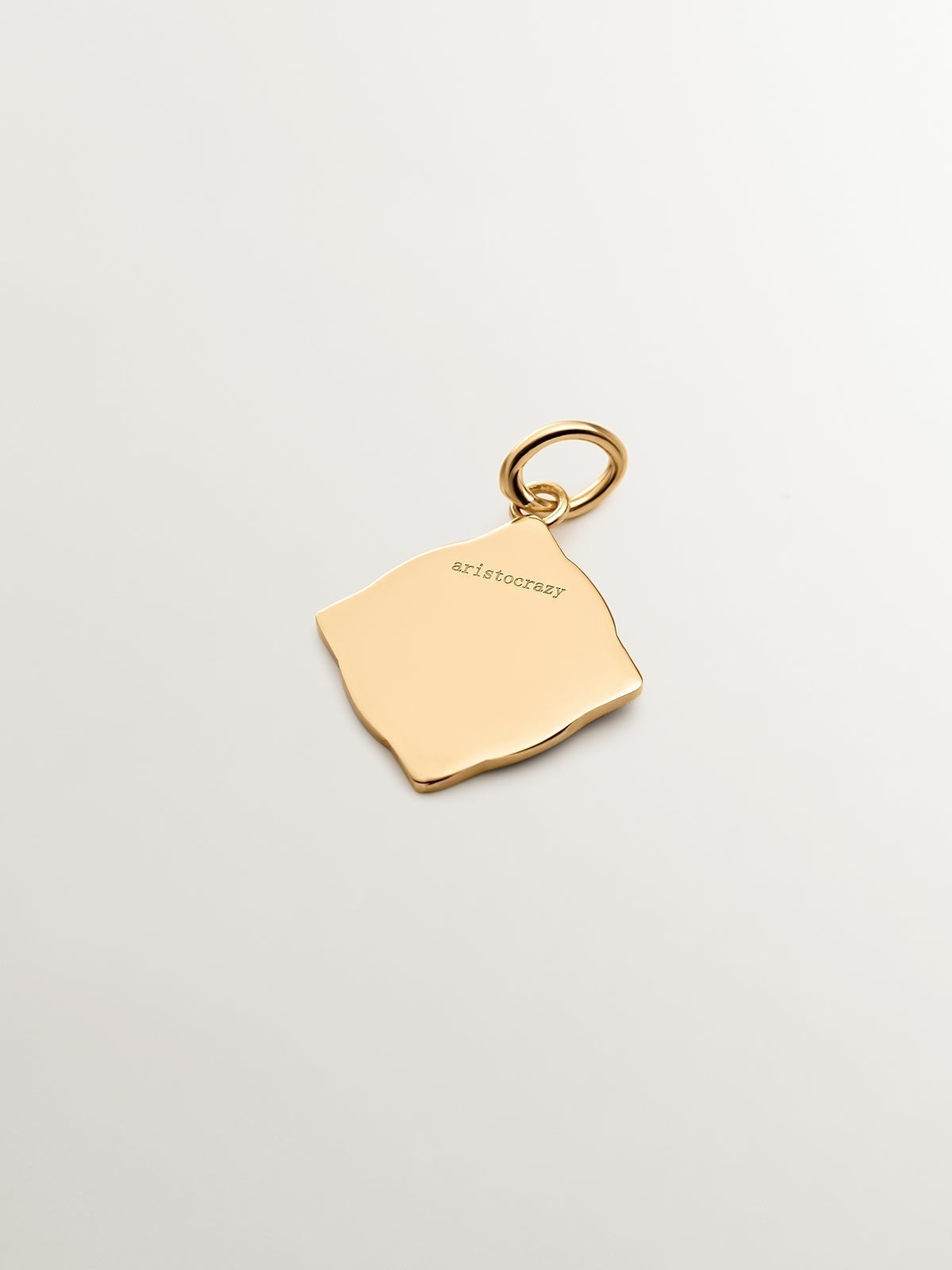 Charm de plata 925 bañada en oro amarillo de 18K con inicial Q y esmalte azul con forma de rombo irregular