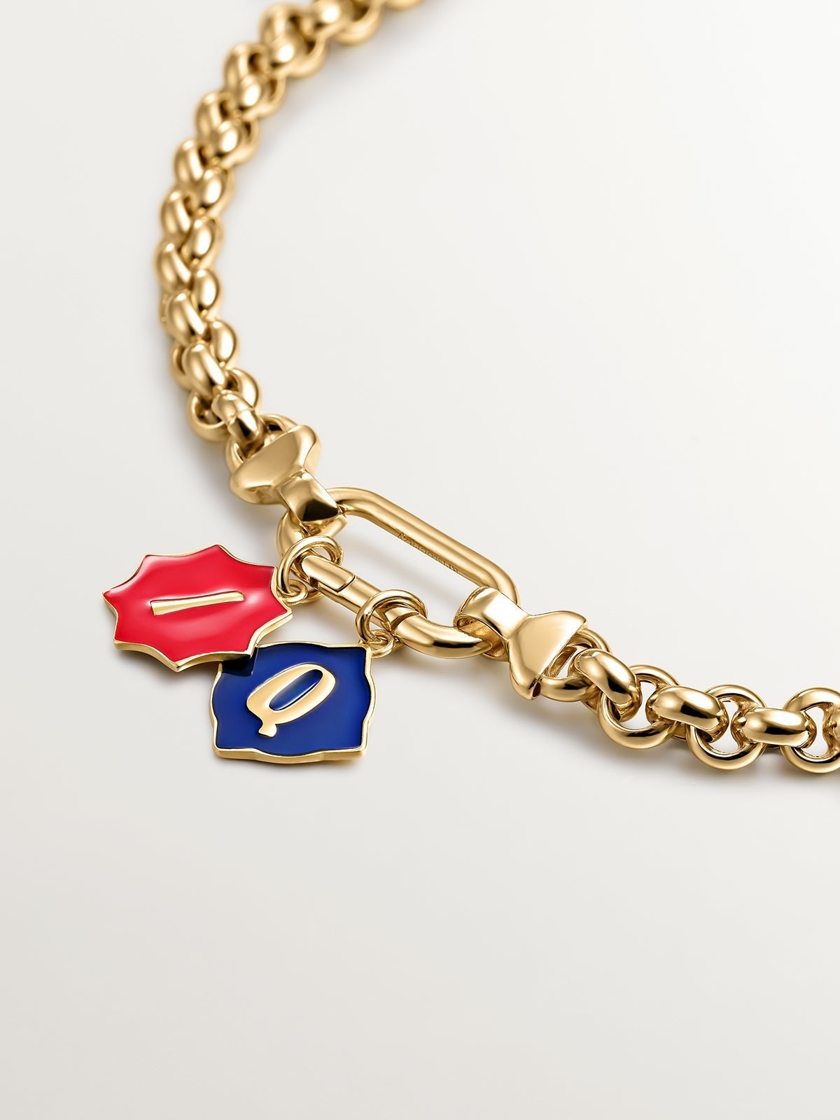 Charm de plata 925 bañada en oro amarillo de 18K con inicial Q y esmalte azul con forma de rombo irregular