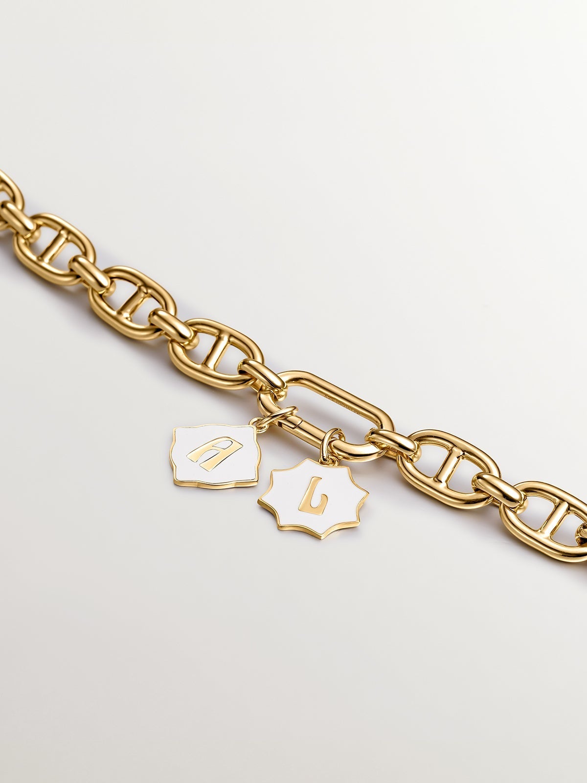 Charm de plata 925 bañada en oro amarillo de 18K con inicial A y esmalte blanco con forma de rombo irregular