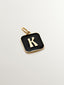 Charm de plata 925 bañada en oro amarillo de 18K con inicial K y esmalte negro con forma cuadrada