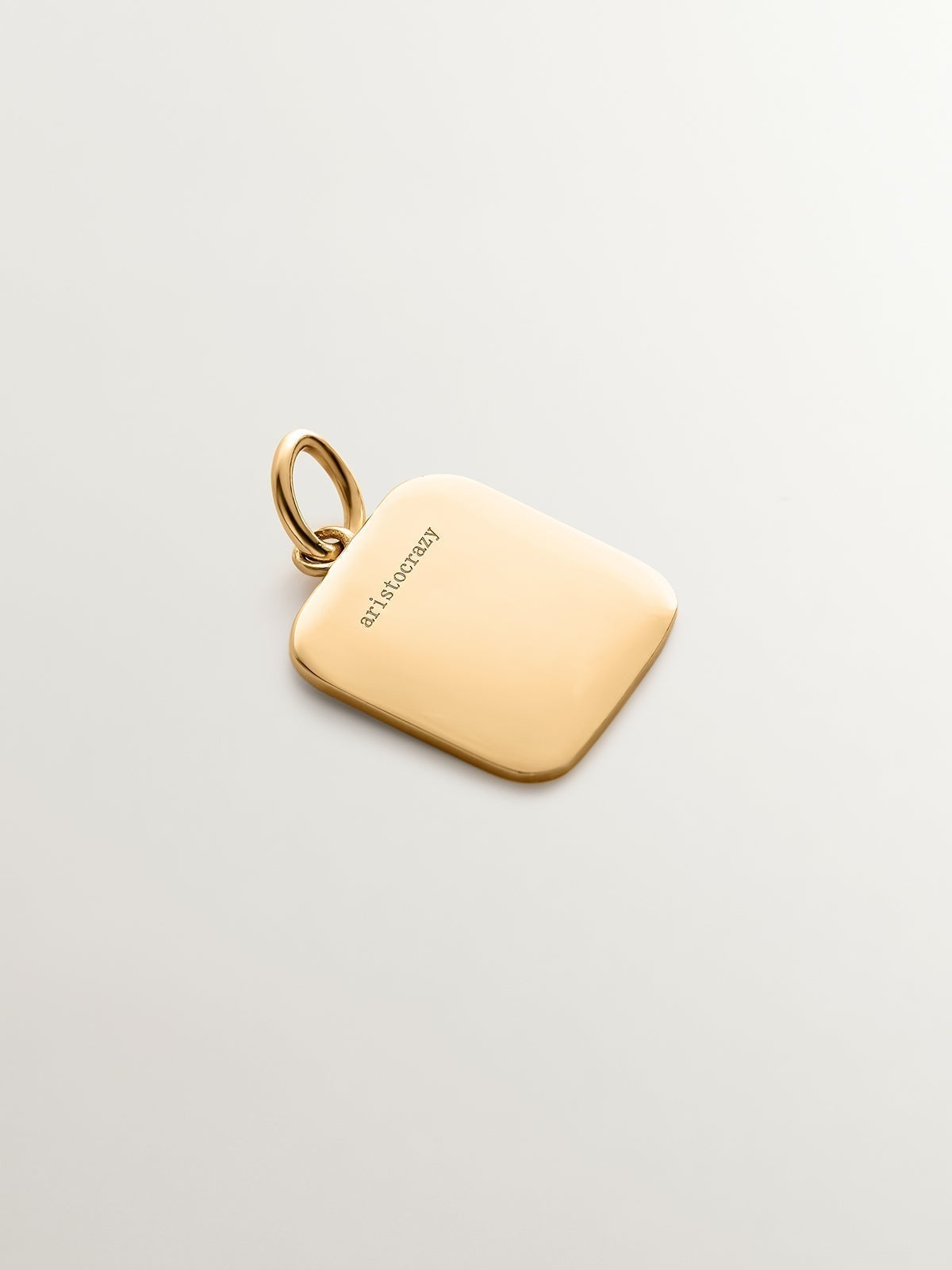 Charm de plata 925 bañada en oro amarillo de 18K con inicial K y esmalte negro con forma cuadrada