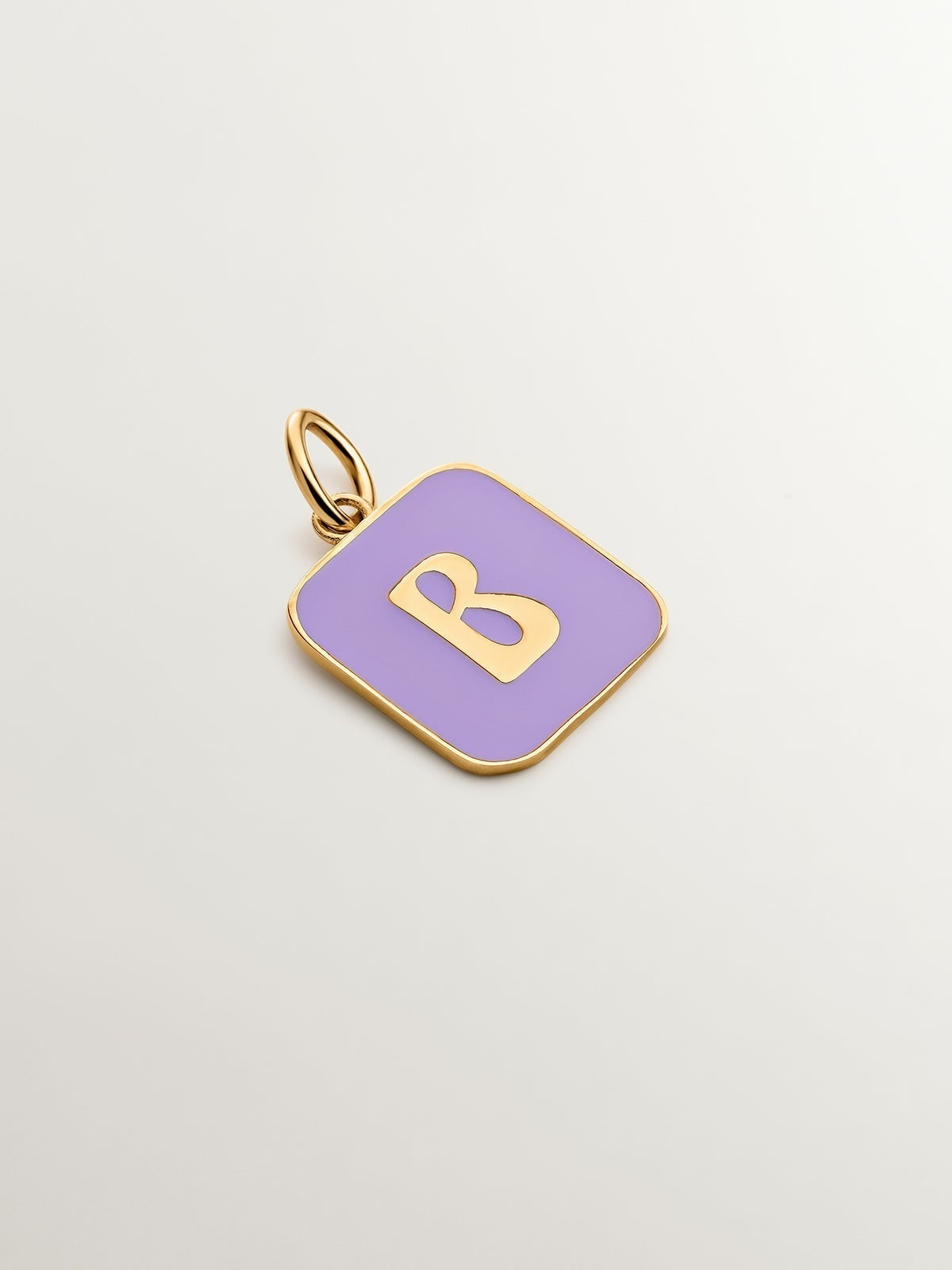 Charm de plata 925 bañada en oro amarillo de 18K con inicial B y esmalte lila con forma cuadrada
