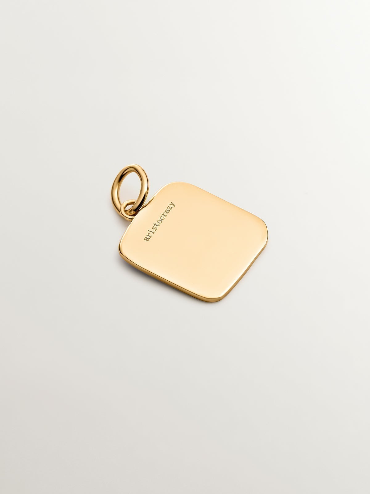 Charm de plata 925 bañada en oro amarillo de 18K con inicial B y esmalte lila con forma cuadrada