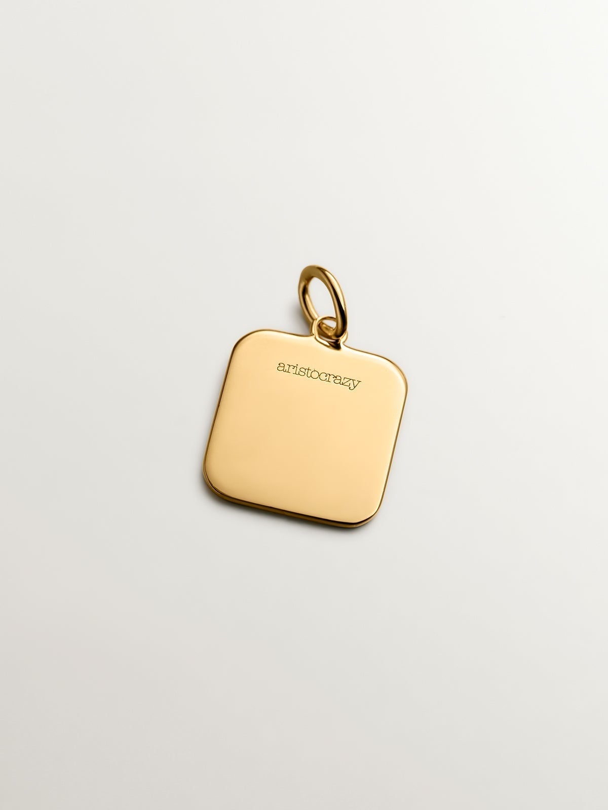 Charm de plata 925 bañada en oro amarillo de 18K con inicial N y esmalte rosa con forma cuadrada