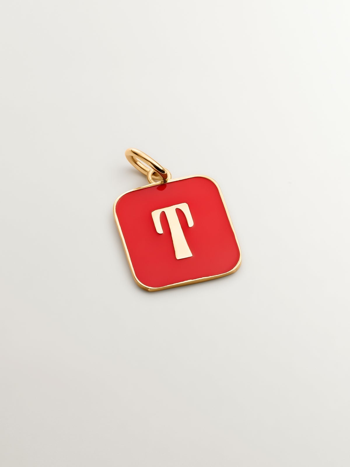 Charm de plata 925 bañada en oro amarillo de 18K con inicial T y esmalte roja con forma cuadrada