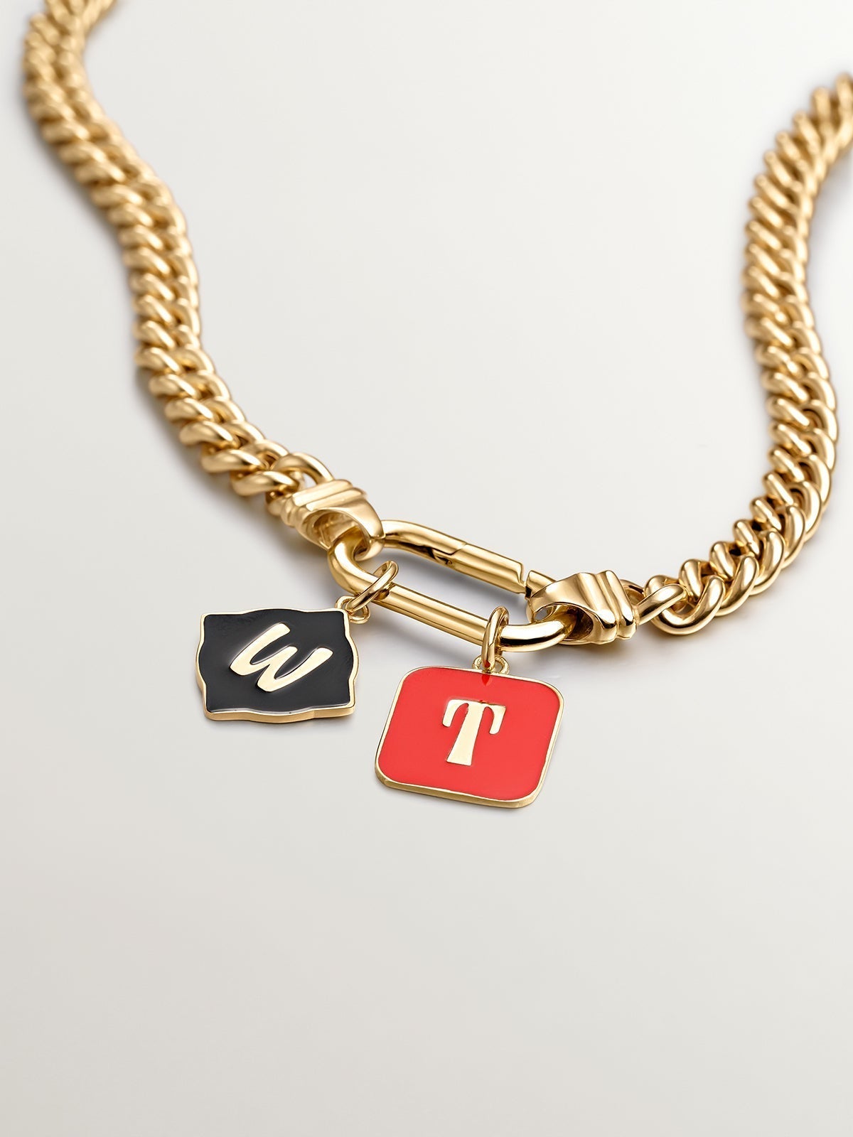Charm de plata 925 bañada en oro amarillo de 18K con inicial T y esmalte roja con forma cuadrada