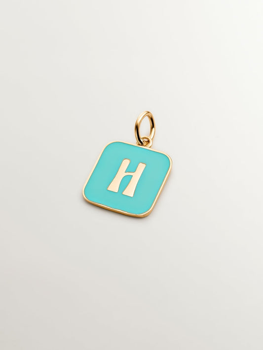 Charm de plata 925 bañada en oro amarillo de 18K con inicial H y esmalte turquesa con forma cuadrada