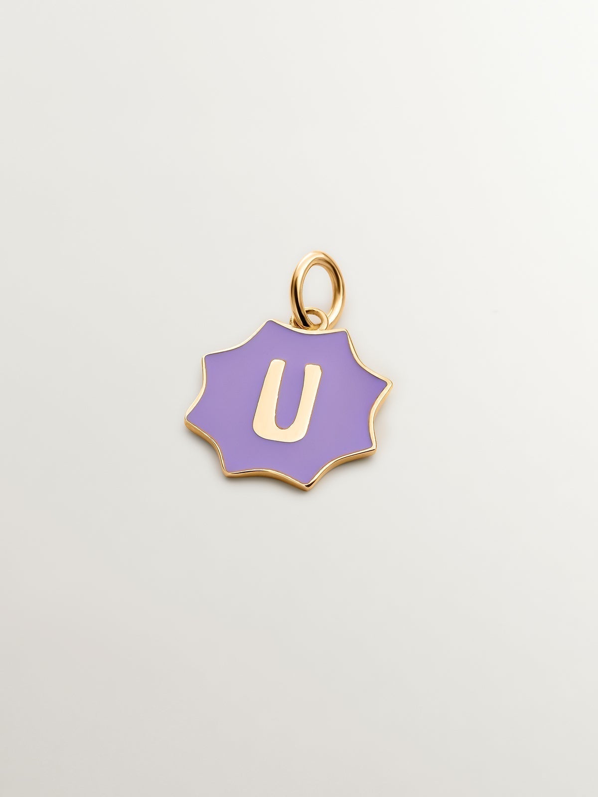 Charm de plata 925 bañada en oro amarillo de 18K con inicial U y esmalte lila con forma de estrella