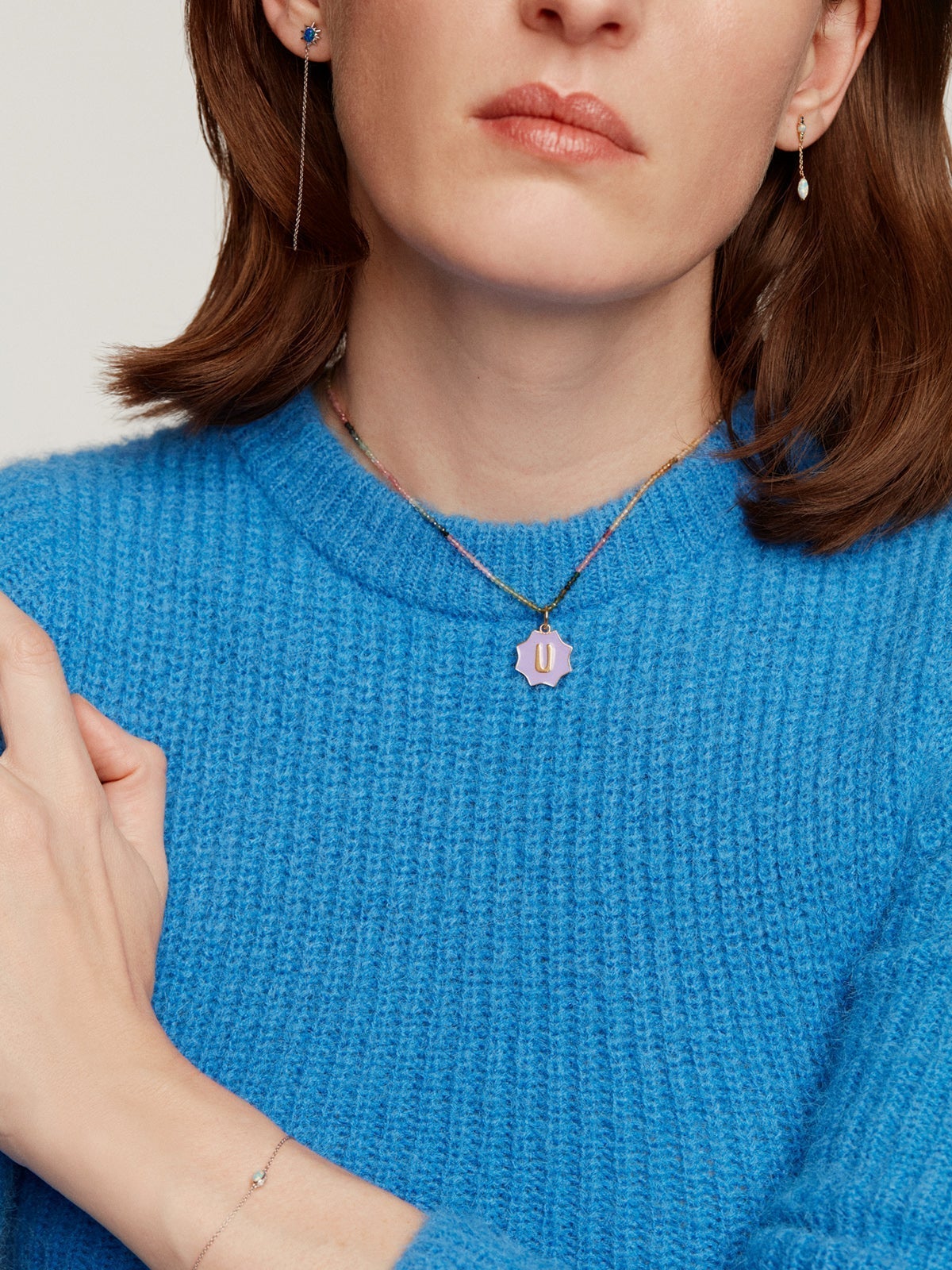 Charm de plata 925 bañada en oro amarillo de 18K con inicial U y esmalte lila con forma de estrella