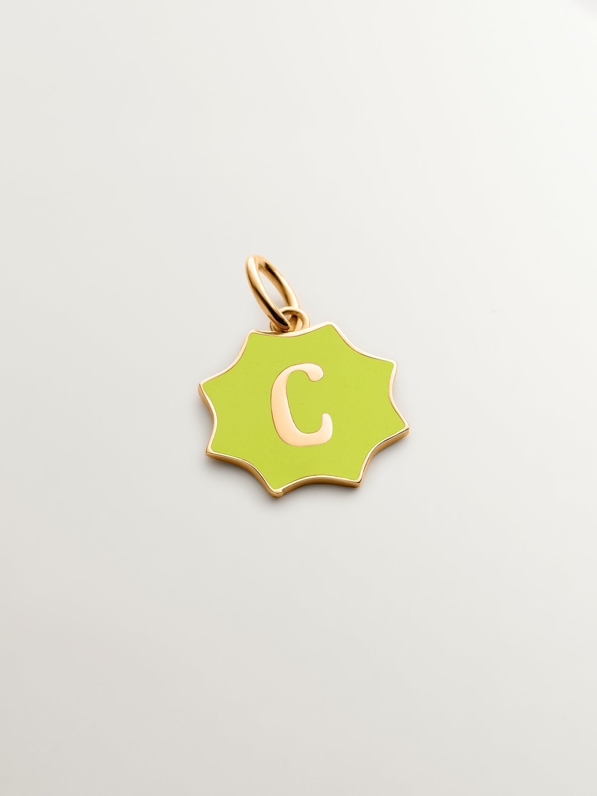 Charm de plata 925 bañada en oro amarillo de 18K con inicial C y esmalte amarillo con forma de estrella