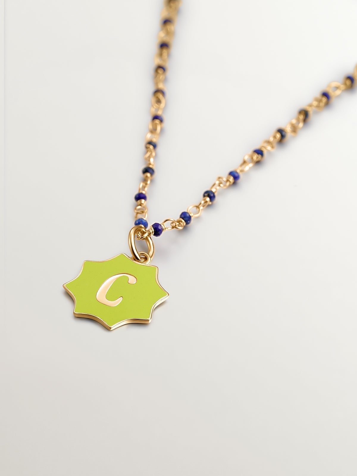 Charm de plata 925 bañada en oro amarillo de 18K con inicial C y esmalte amarillo con forma de estrella