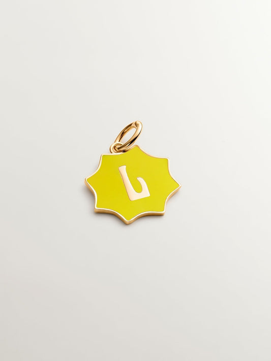 Charm de plata 925 bañada en oro amarillo de 18K con inicial L y esmalte amarillo con forma de estrella