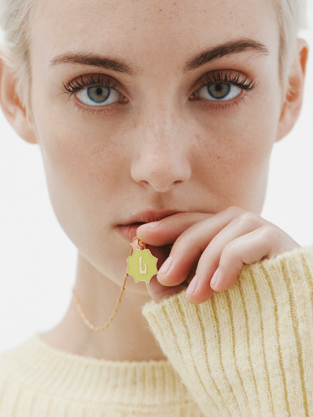 Charm de plata 925 bañada en oro amarillo de 18K con inicial L y esmalte amarillo con forma de estrella