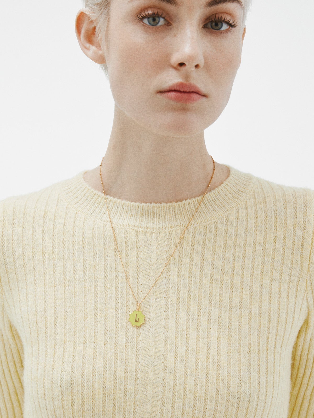 Charm de plata 925 bañada en oro amarillo de 18K con inicial L y esmalte amarillo con forma de estrella