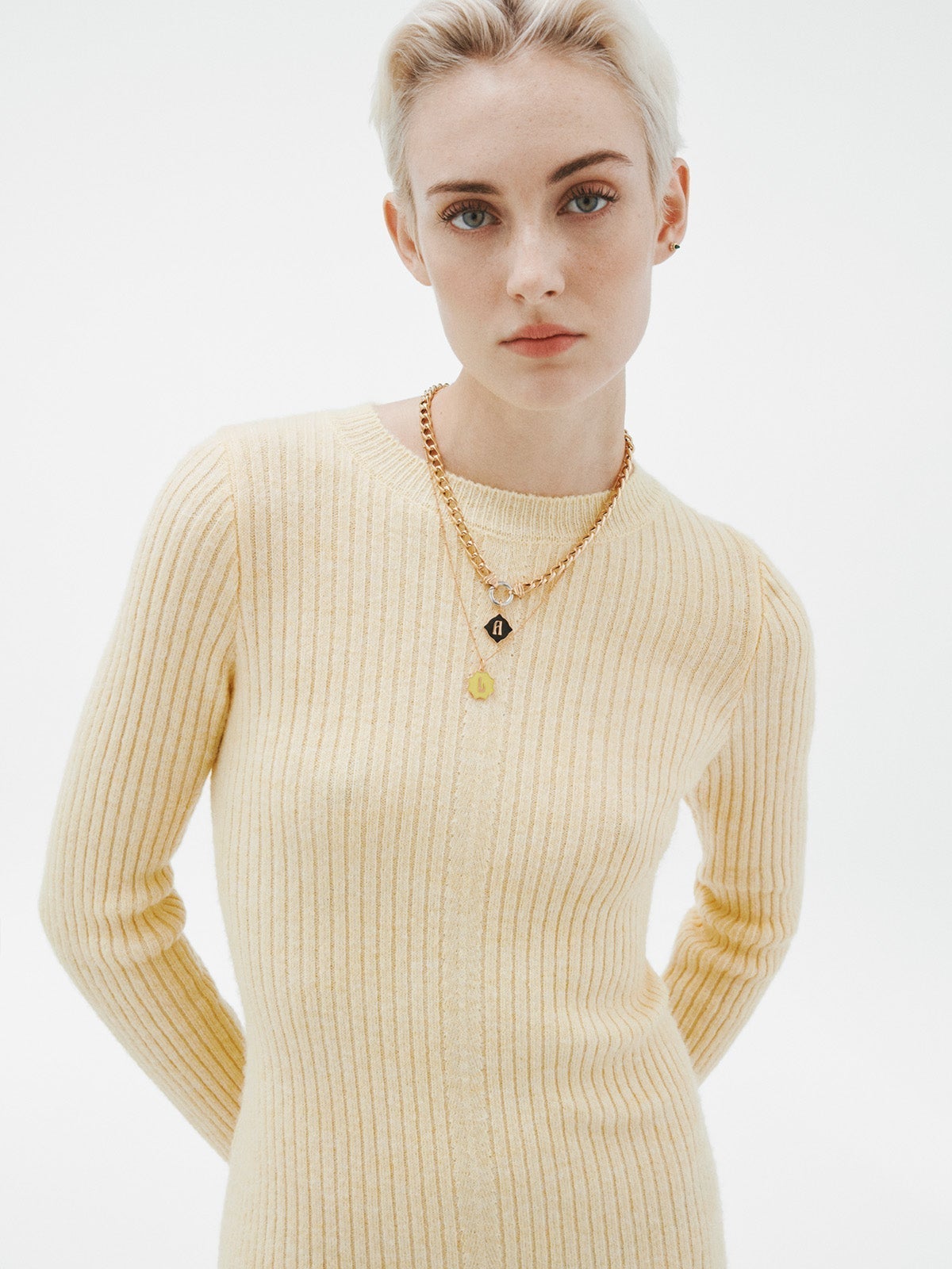 Charm de plata 925 bañada en oro amarillo de 18K con inicial L y esmalte amarillo con forma de estrella