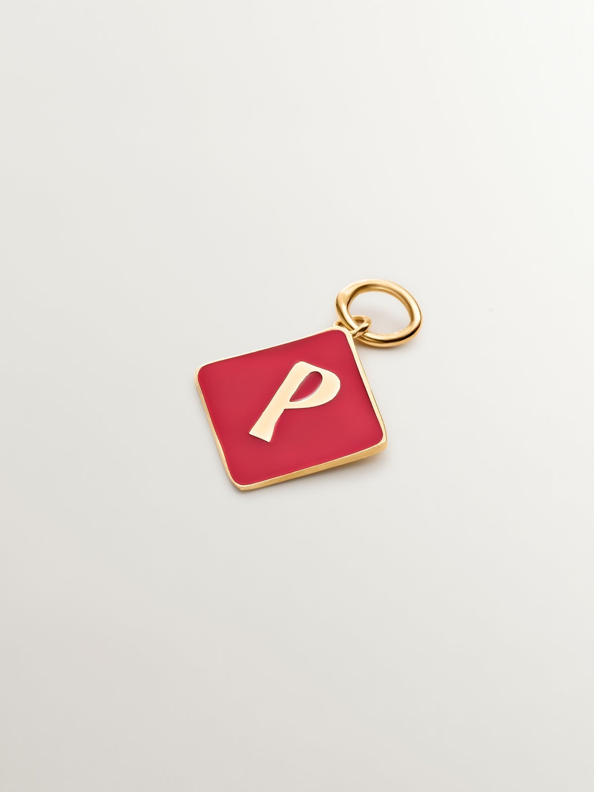 Charm de plata 925 bañada en oro amarillo de 18K con inicial P y esmalte rojo con forma de rombo