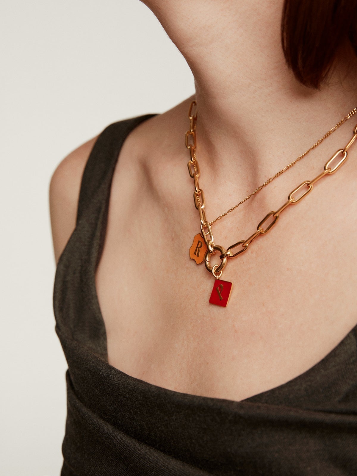 Charm de plata 925 bañada en oro amarillo de 18K con inicial P y esmalte rojo con forma de rombo