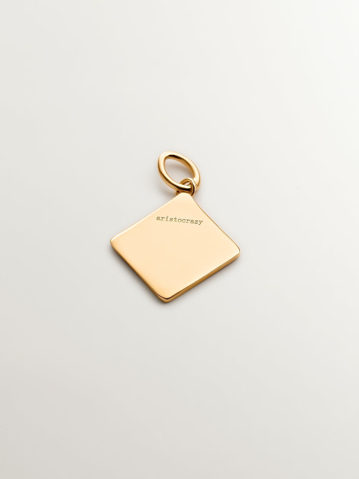 Charm de plata 925 bañada en oro amarillo de 18K con inicial D y esmalte rojo con forma de rombo