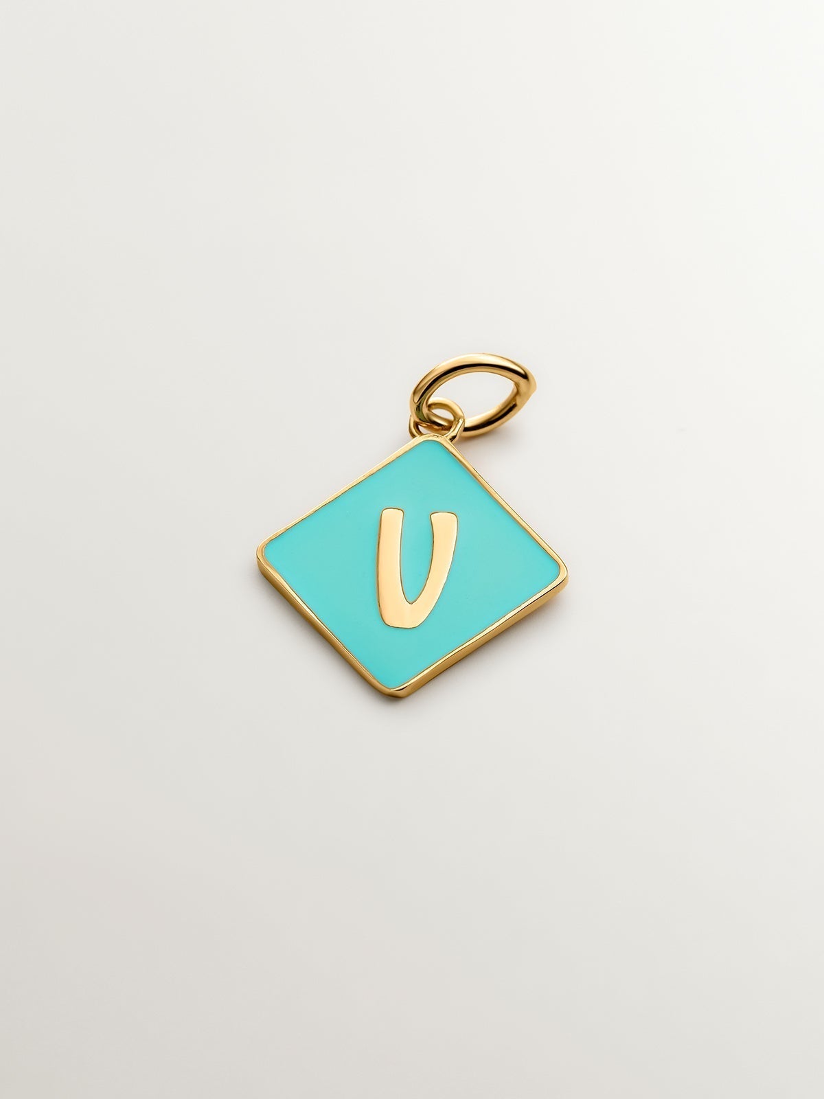 Charm de plata 925 bañada en oro amarillo de 18K con inicial V y esmalte turquesa con forma de rombo