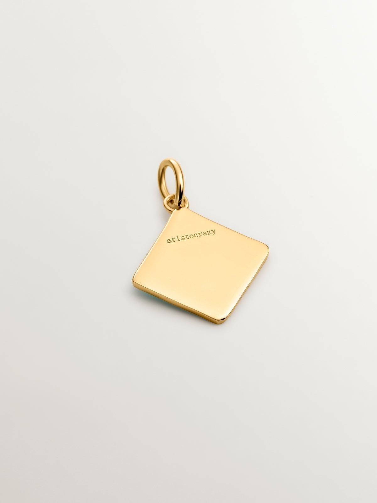 Charm de plata 925 bañada en oro amarillo de 18K con inicial V y esmalte turquesa con forma de rombo
