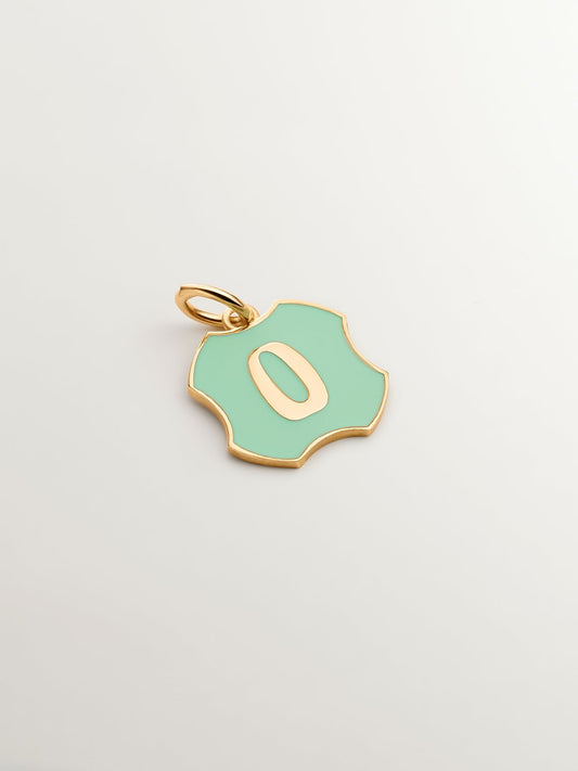 Charm de plata 925 bañada en oro amarillo de 18K con inicial O y esmalte verde con forma irregular