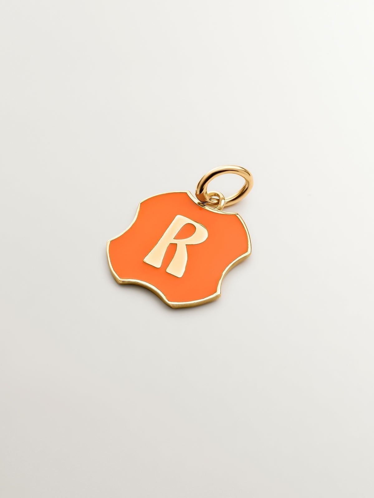 Charm de plata 925 bañada en oro amarillo de 18K con inicial R y esmalte naranja con forma irregular