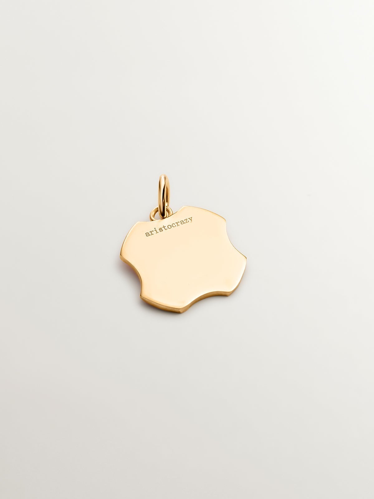Charm de plata 925 bañada en oro amarillo de 18K con inicial R y esmalte naranja con forma irregular