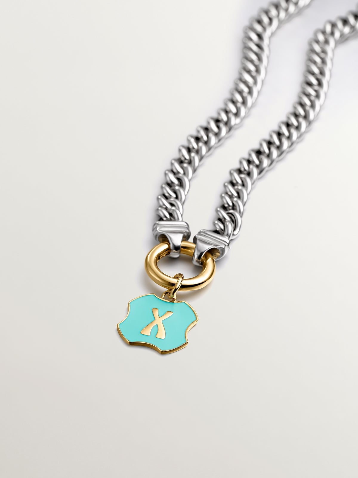 Charm de plata 925 bañada en oro amarillo de 18K con inicial X y esmalte turquesa con forma irregular