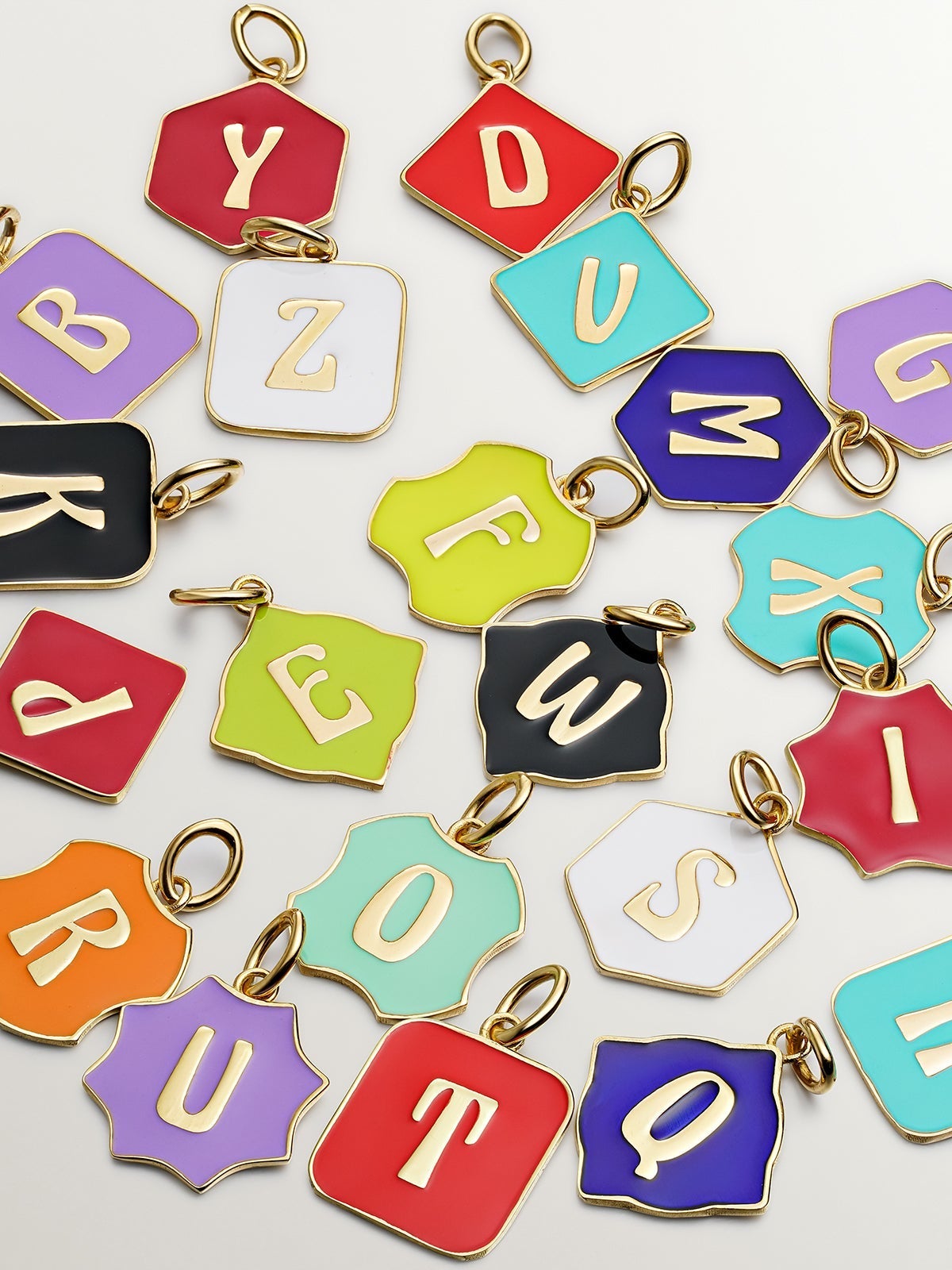 Charm de plata 925 bañada en oro amarillo de 18K con inicial X y esmalte turquesa con forma irregular