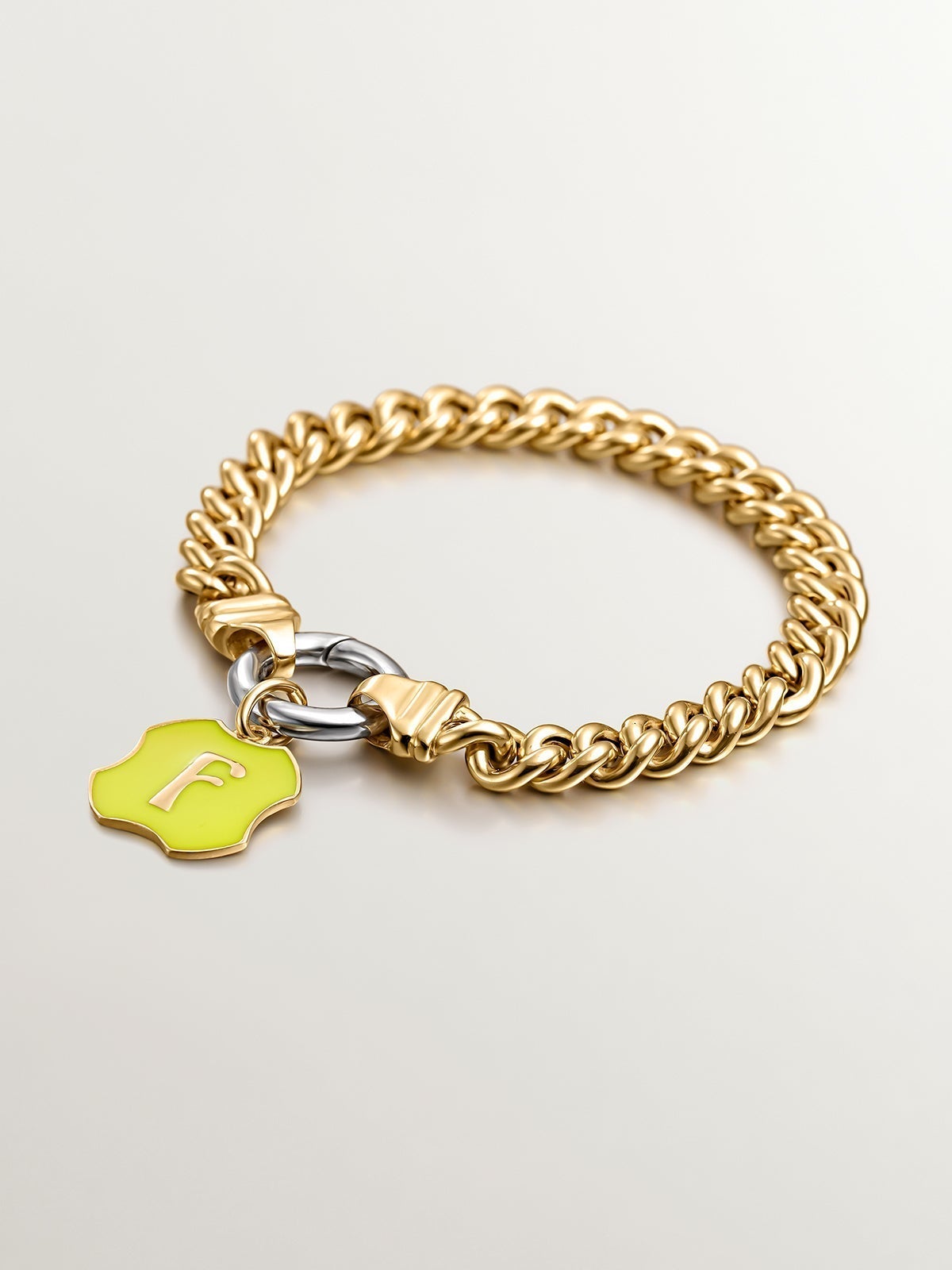 Charm de plata 925 bañada en oro amarillo de 18K con inicial F y esmalte amarillo con forma irregular