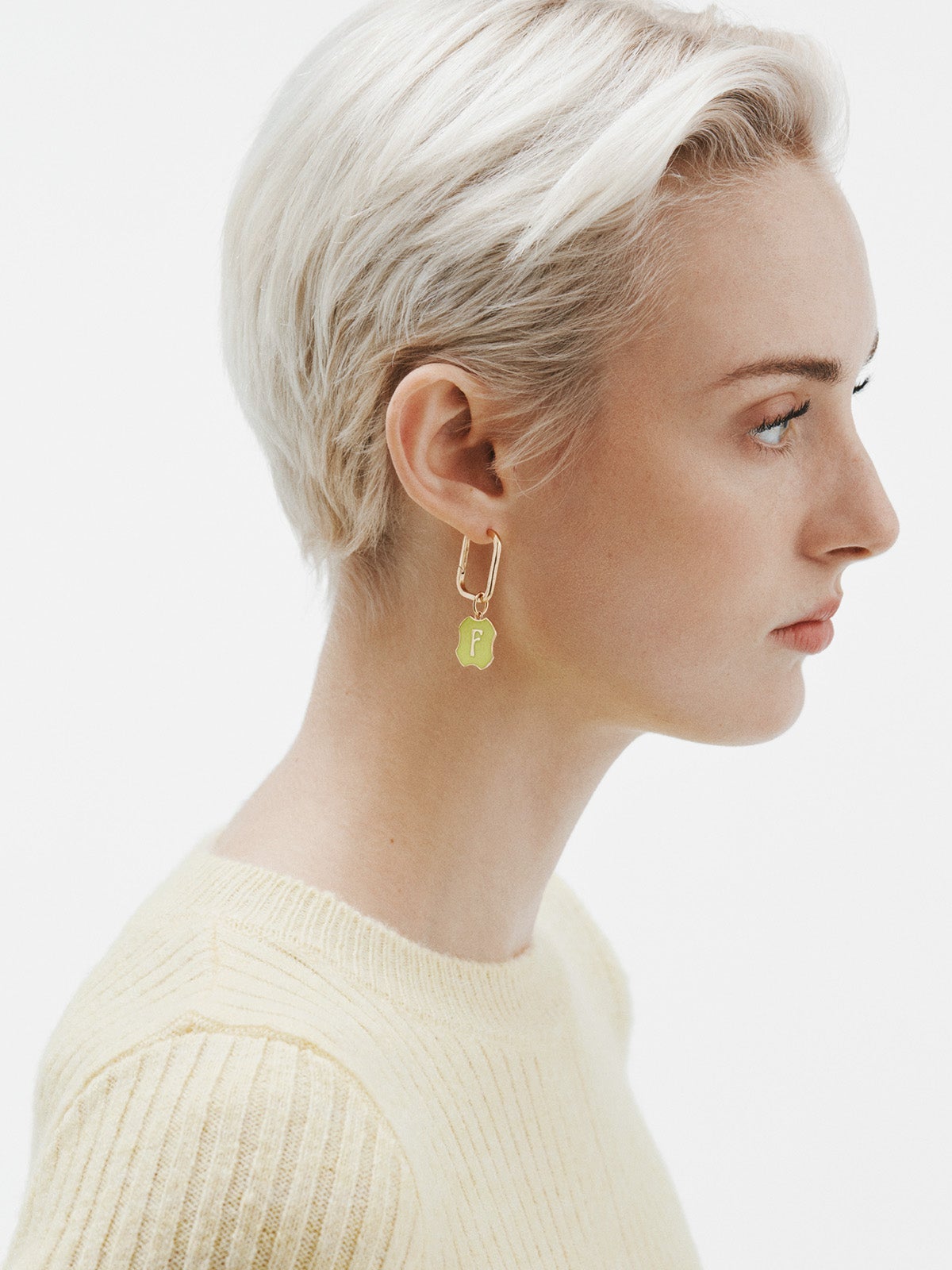 Charm de plata 925 bañada en oro amarillo de 18K con inicial F y esmalte amarillo con forma irregular