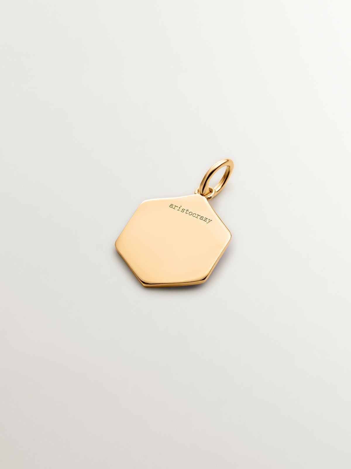 Charm de plata 925 bañada en oro amarillo de 18K con inicial G y esmalte lila con forma hexagonal