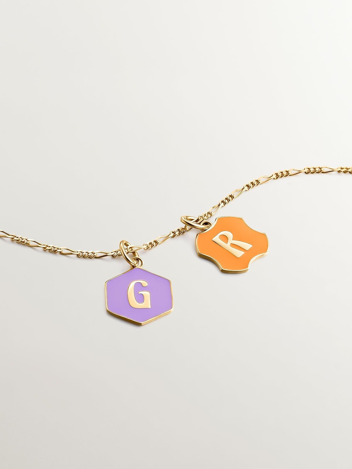 Charm de plata 925 bañada en oro amarillo de 18K con inicial G y esmalte lila con forma hexagonal