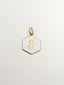 Charm de plata 925 bañada en oro amarillo de 18K con inicial S y esmalte blanco con forma hexagonal