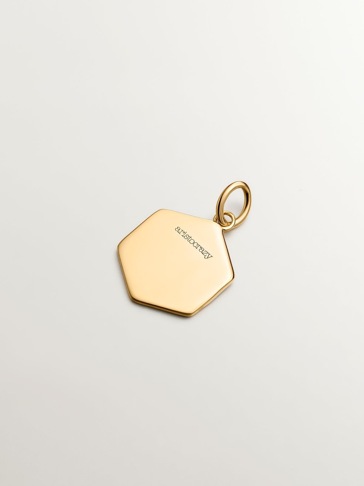 Charm de plata 925 bañada en oro amarillo de 18K con inicial S y esmalte blanco con forma hexagonal
