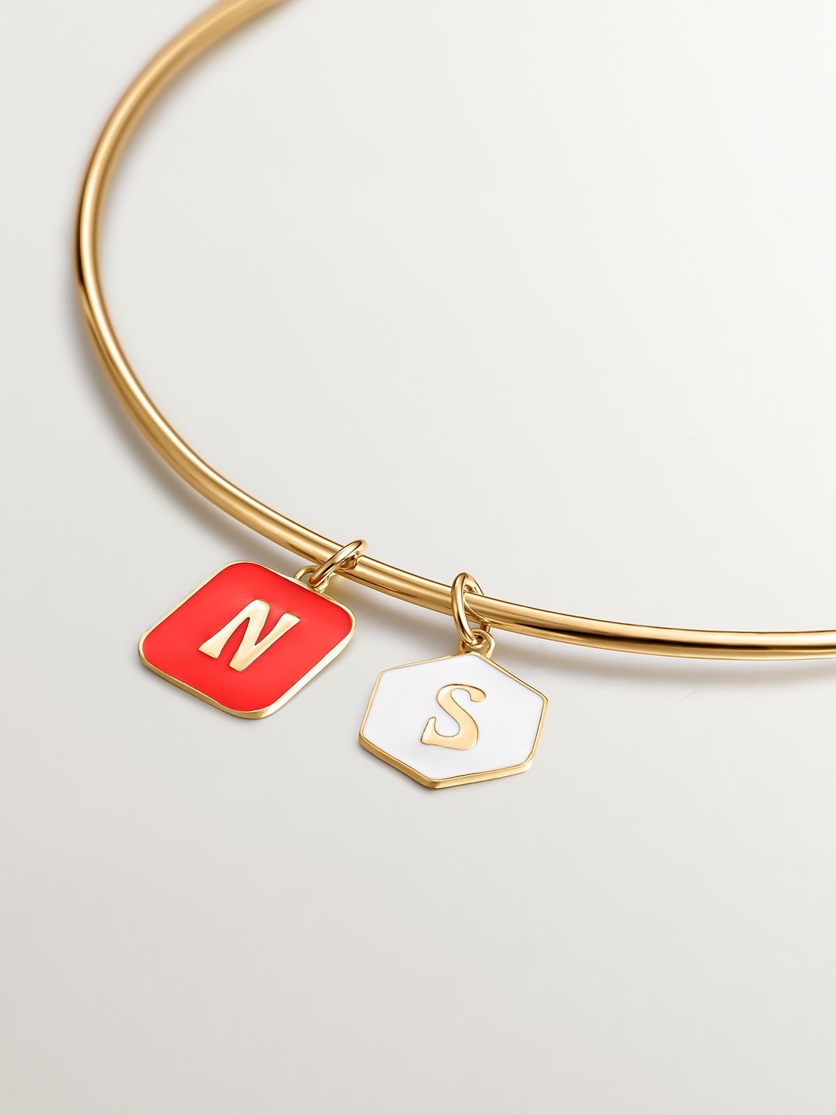 Charm de plata 925 bañada en oro amarillo de 18K con inicial S y esmalte blanco con forma hexagonal