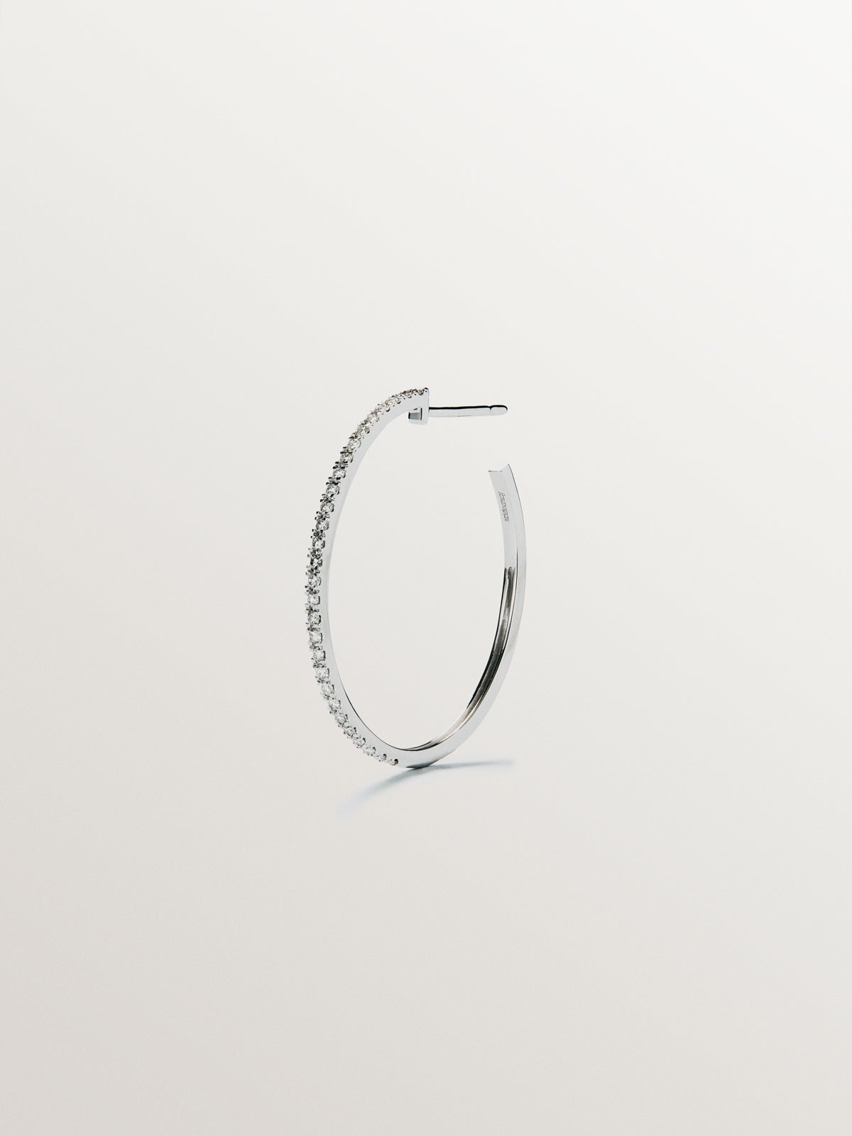 Pendiente individual de aro grande de oro blanco de 18K con diamantes