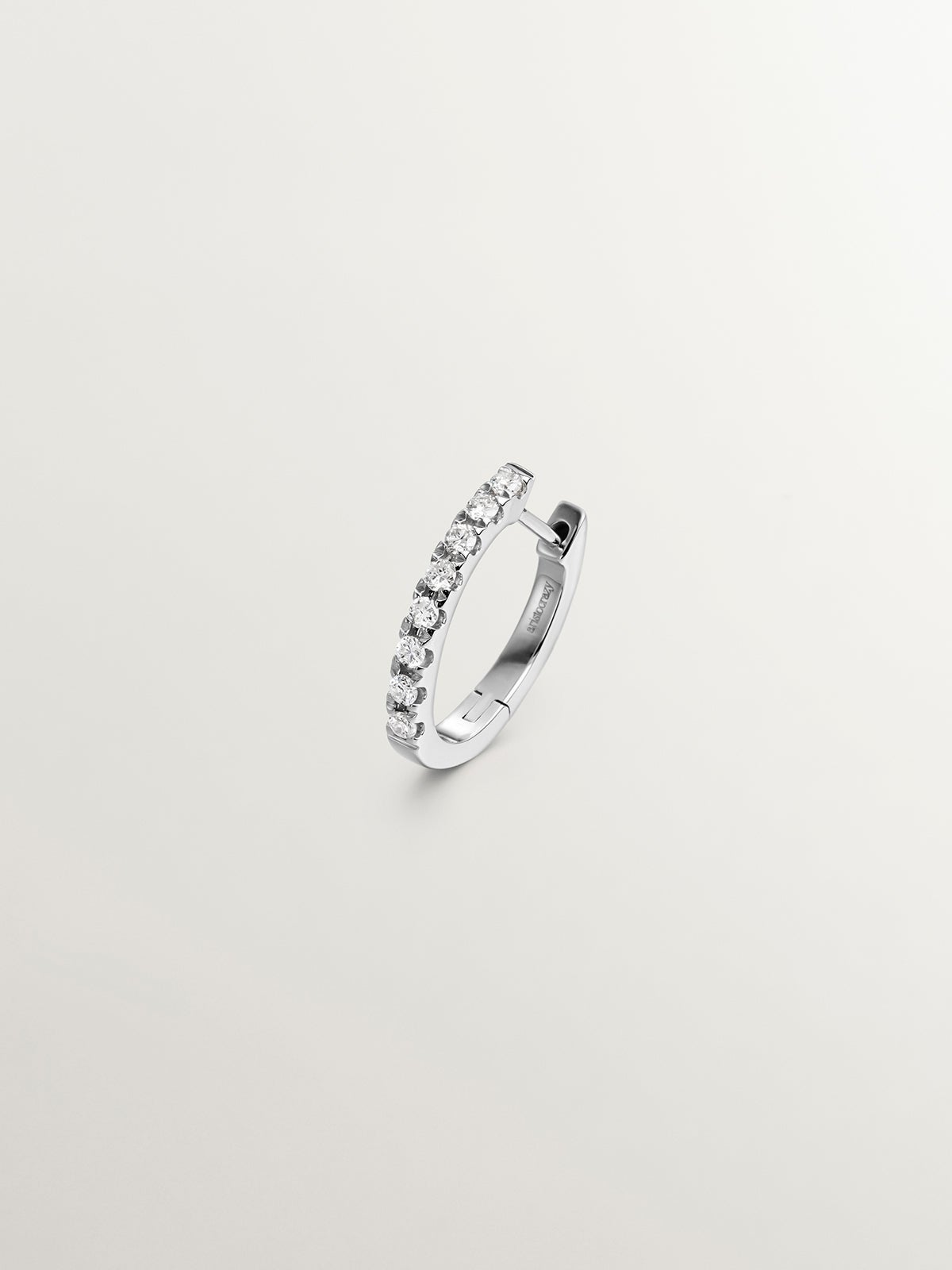 Pendiente de aro individual pequeño de oro blanco de 18K con diamantes