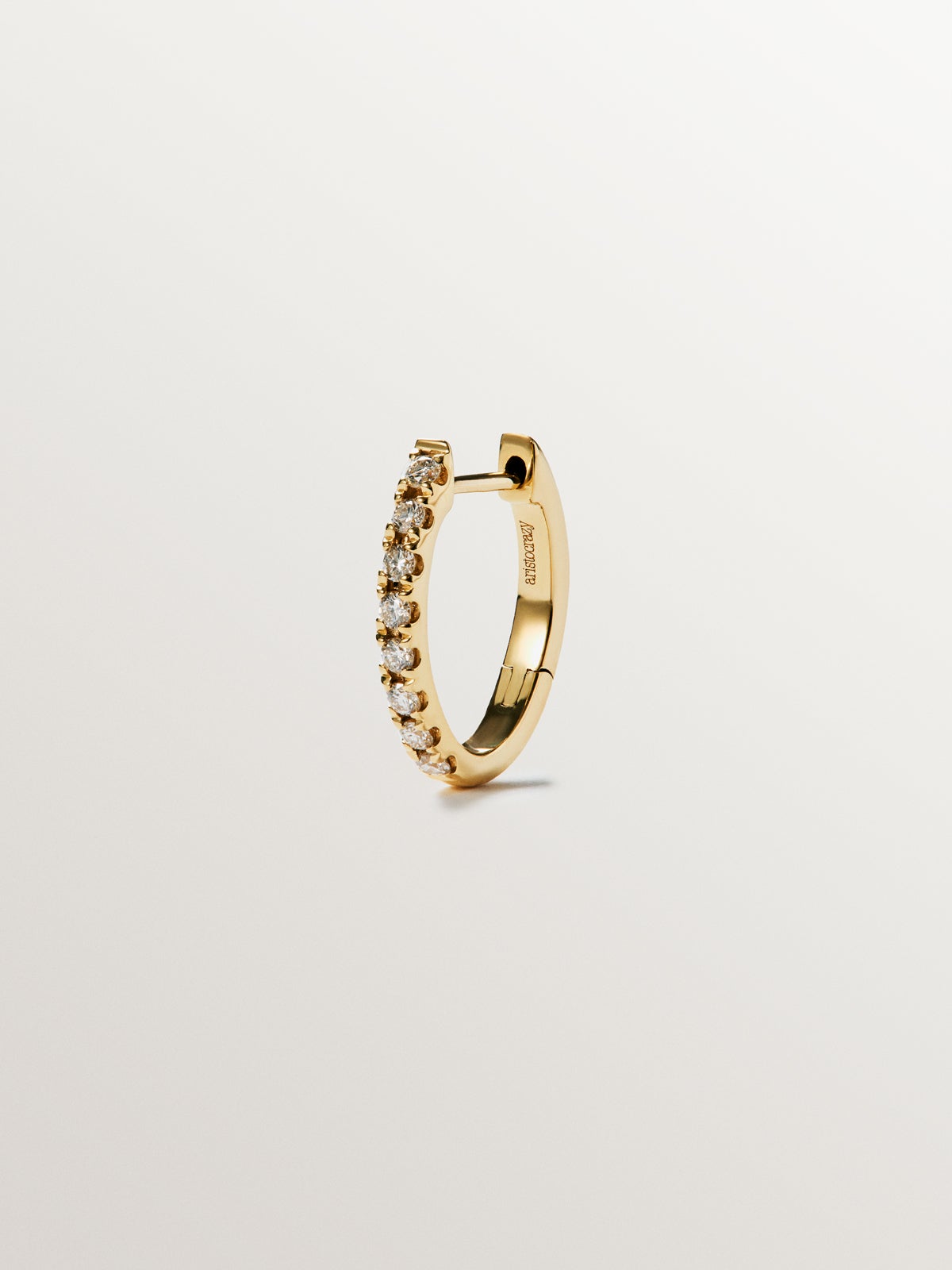 Pendiente de aro individual pequeño de oro de 18K con diamantes