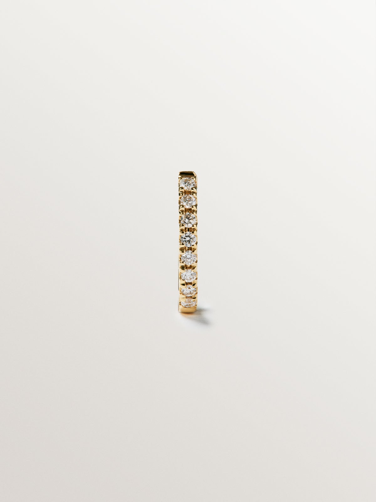 Pendiente de aro individual pequeño de oro de 18K con diamantes