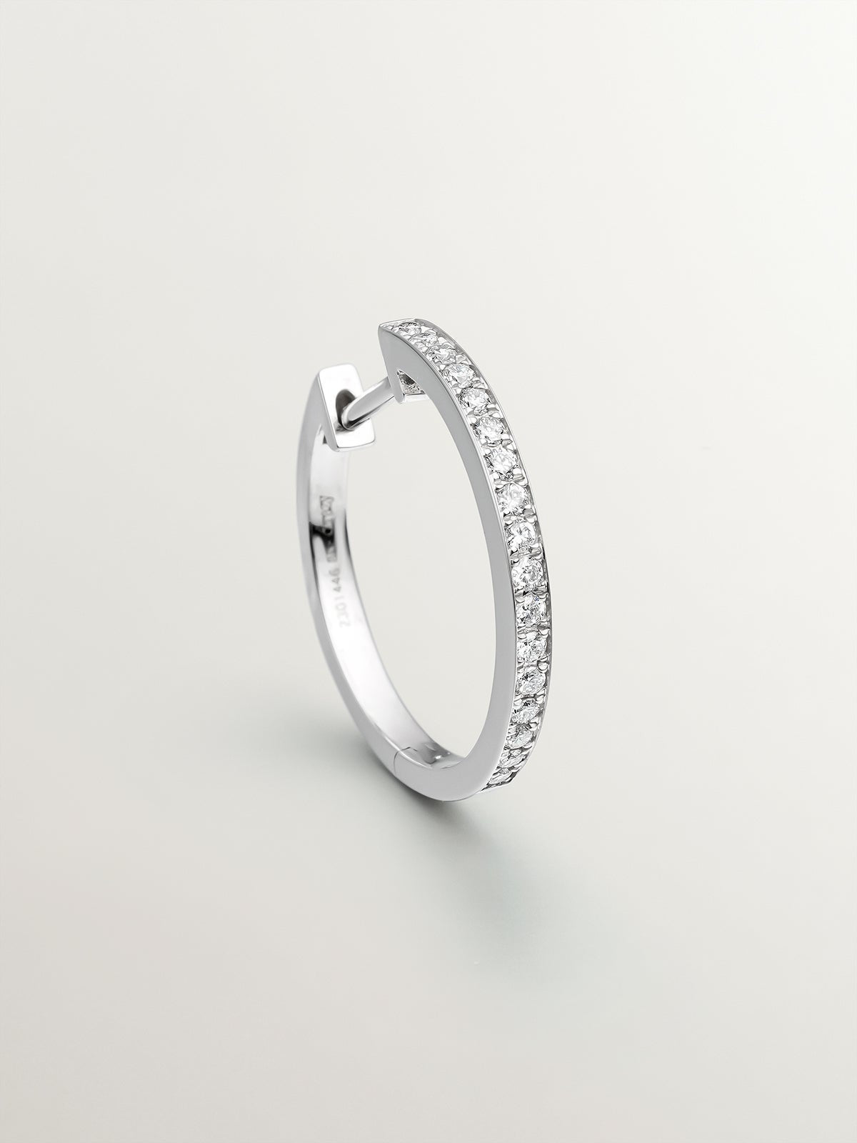 Pendiente de aro individual de oro blanco de 18K con diamante en talla brillante