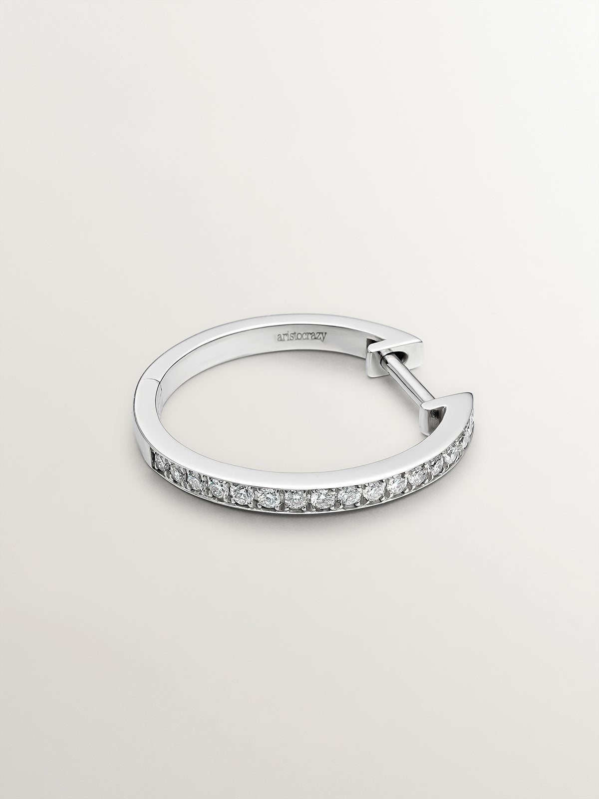 Pendiente de aro individual de oro blanco de 18K con diamante en talla brillante